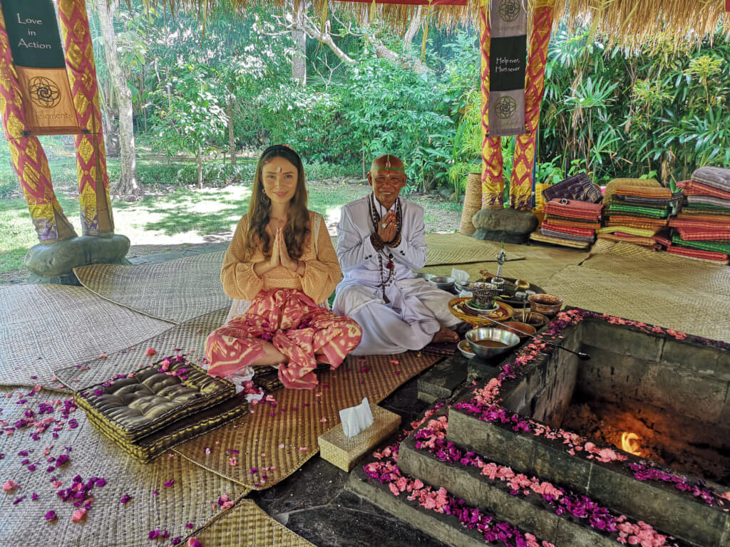 Feuerritual Bali Fivelements mit Priester
