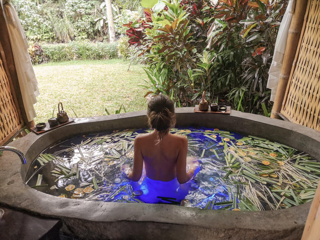 Waterfall Villa: Bad mit Aussicht