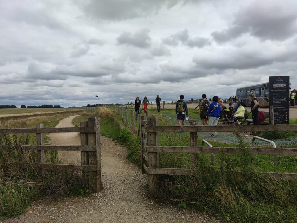 Stonehenge kostenloser Weg (links) neben bezahltem (rechts)