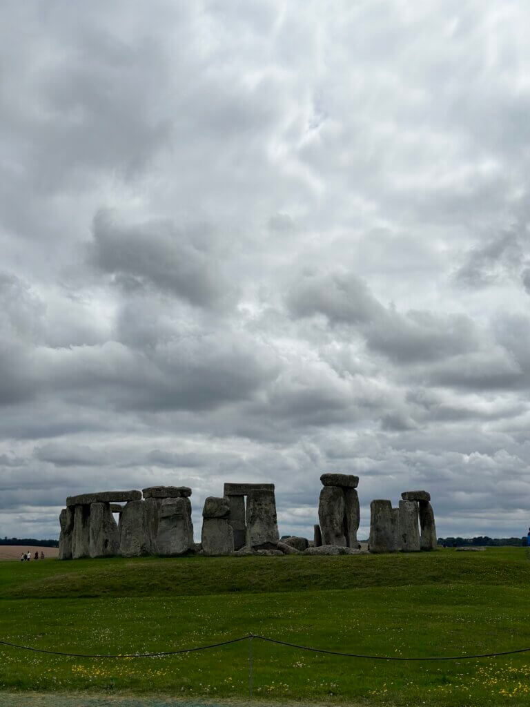 Stonehenge mit dunklen Wolken