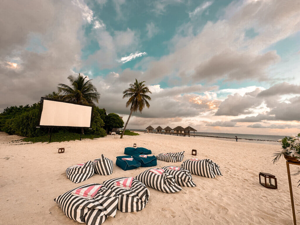 Flitterwochen Resort auf den Malediven: Urlaub im exklusiven Cora Cora Maldives Open Air Kino