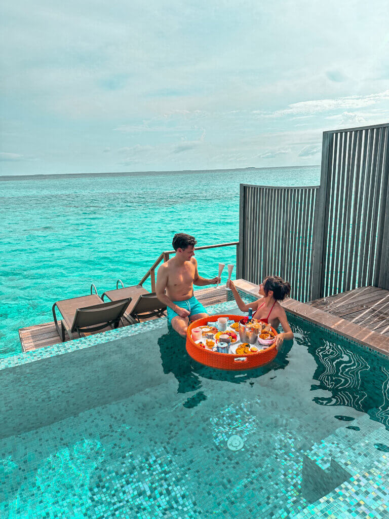 Flitterwochen Resort auf den Malediven: Urlaub im exklusiven Cora Cora Maldives Floating Breakfast